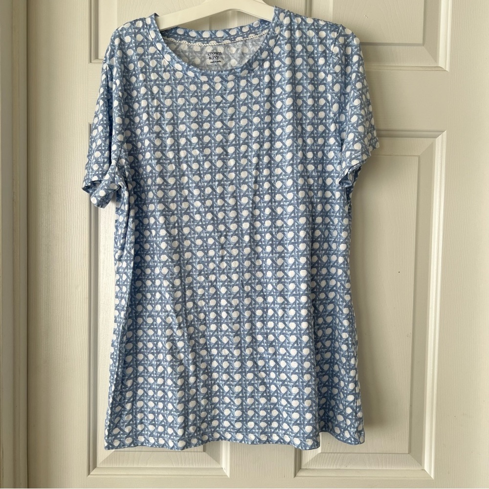 ❤️3/$15 Crown & Ivy Light Blue Short Sleeve Patterned Tee- Size L
